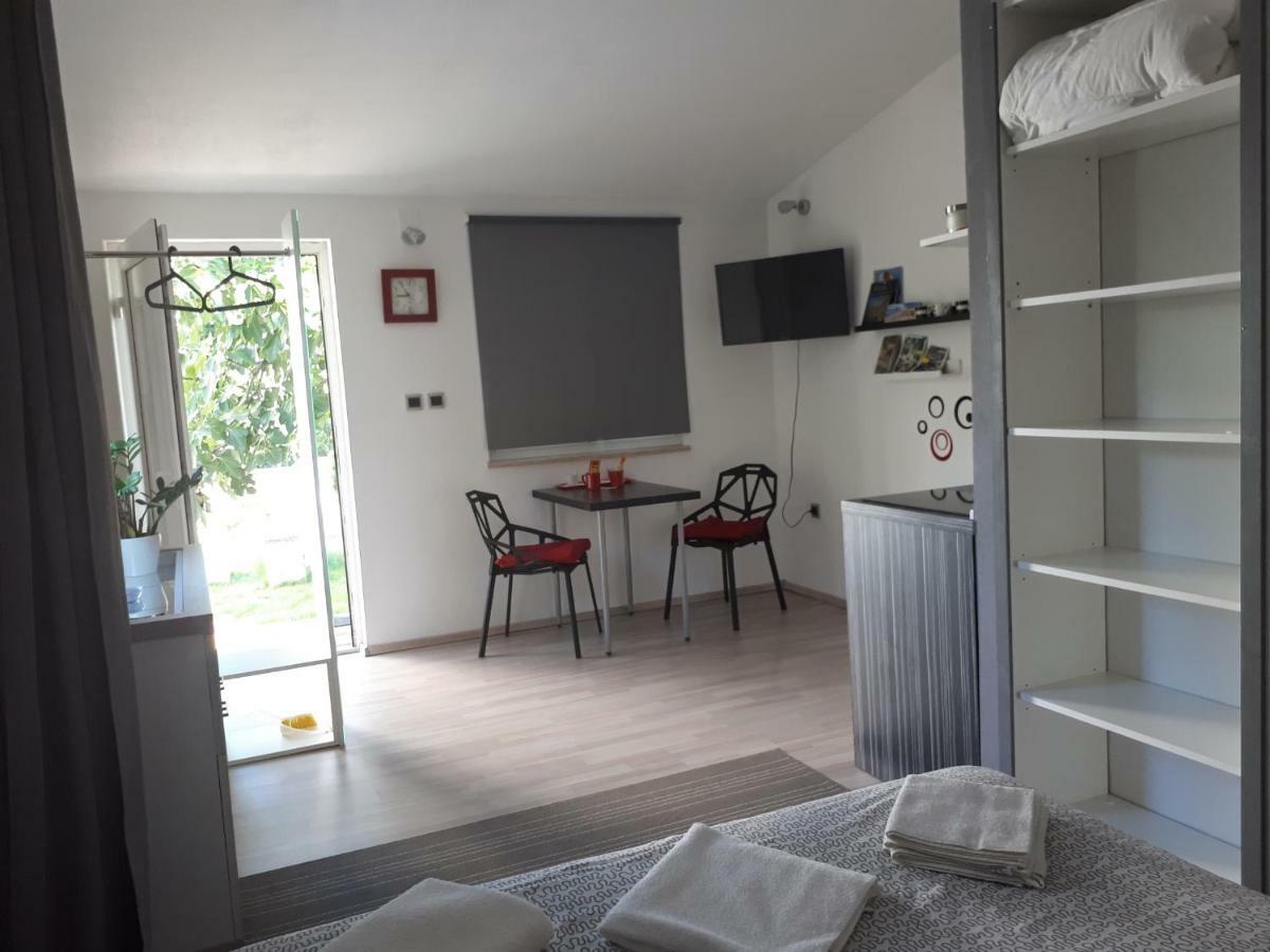 Studio Apartman Splash Pjescana Uvala Exterior foto